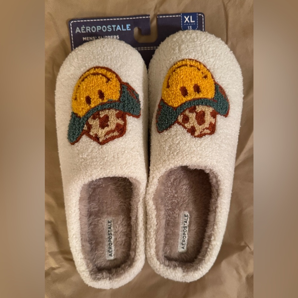 Aeropostale Mens Cream Slippers with Smiley Face Cowboy Design size XL (13) NWOT